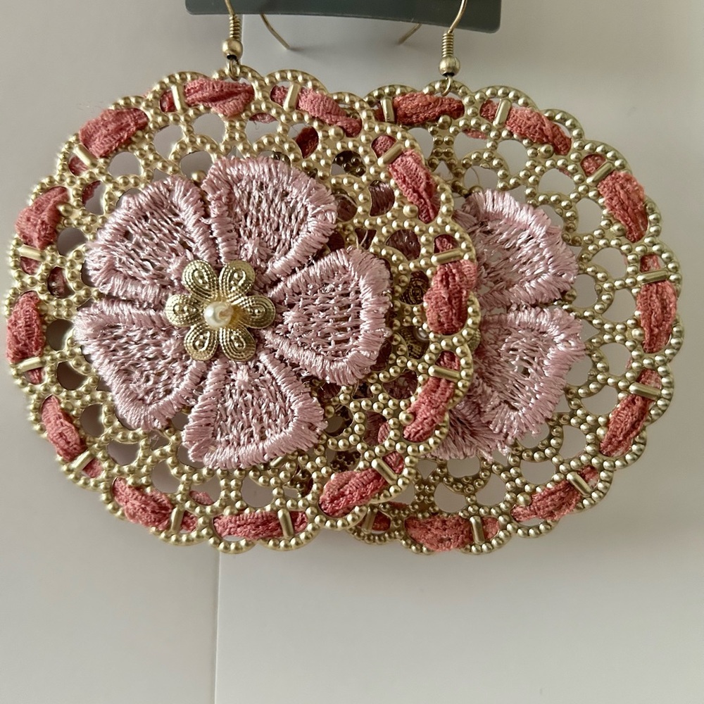 ROUND GOLD FLOWER EARRINGS